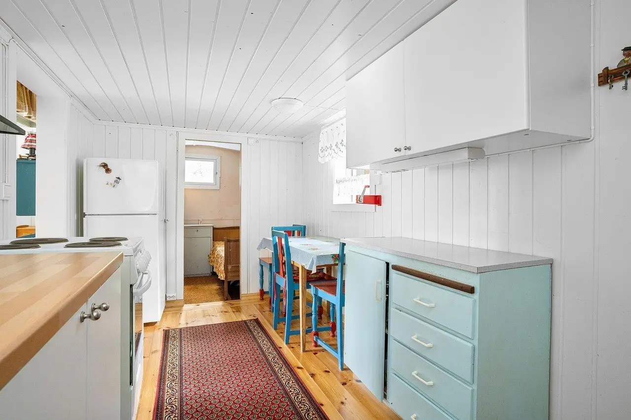 Hvilken størrelse spisebord passer til 6 personer i et lille køkken?