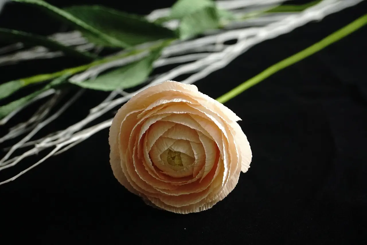 Sådan laver du crepepapirblomster med realistiske blade