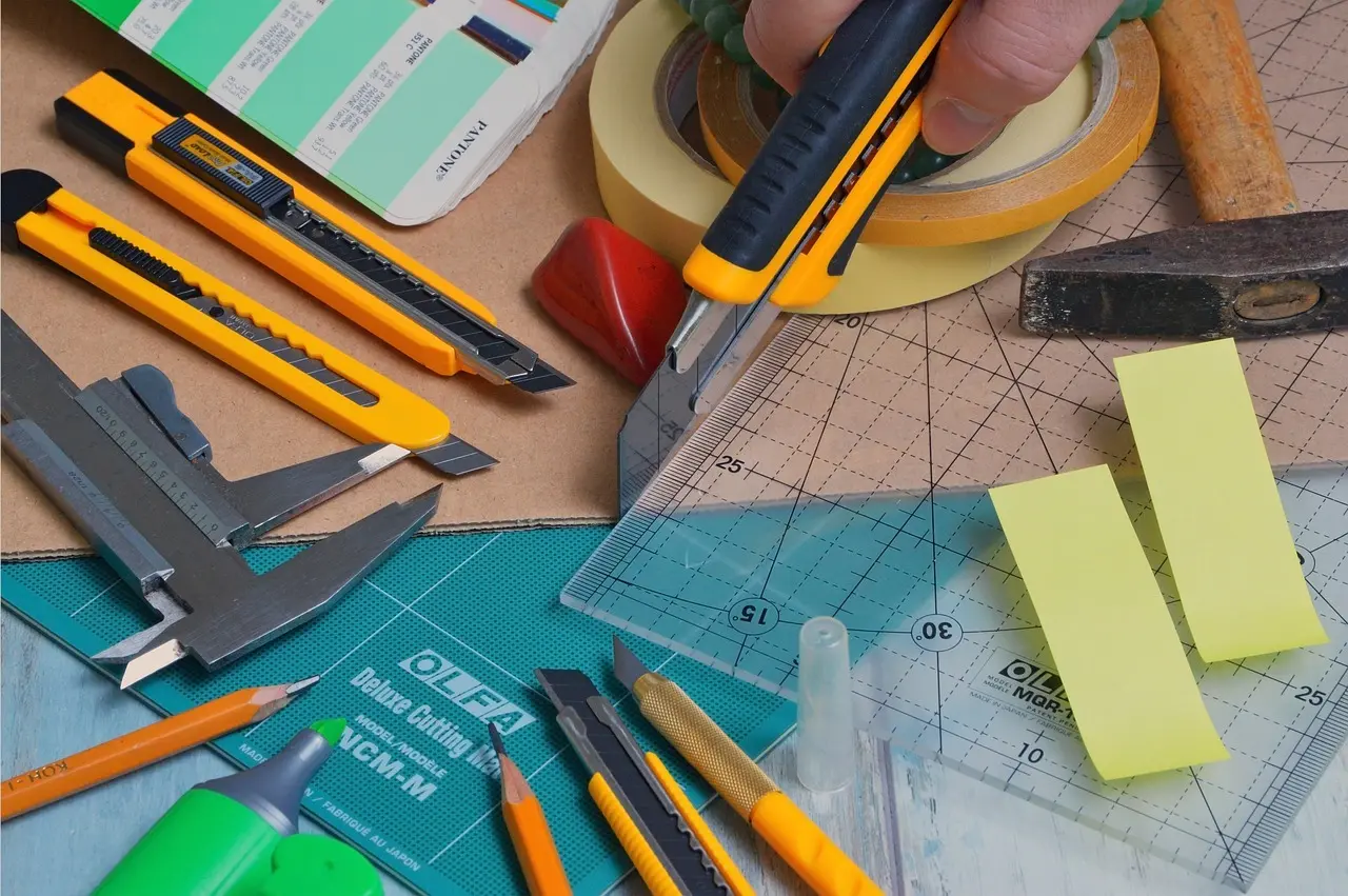 Sådan fjerner du klister fra skærelinealer