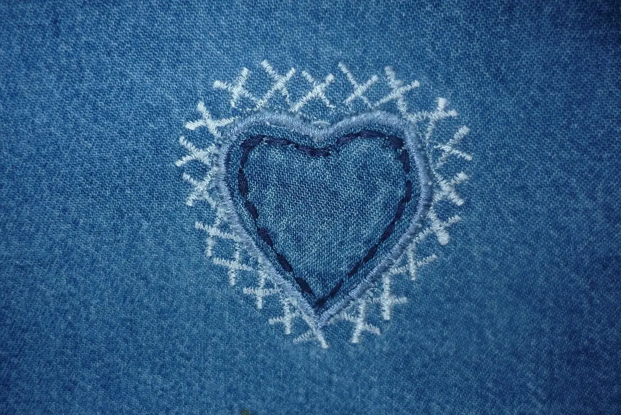 Et lille broderet hjerte på denimstof